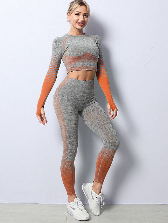 Gestreifter gestrickter Sportanzug ST246